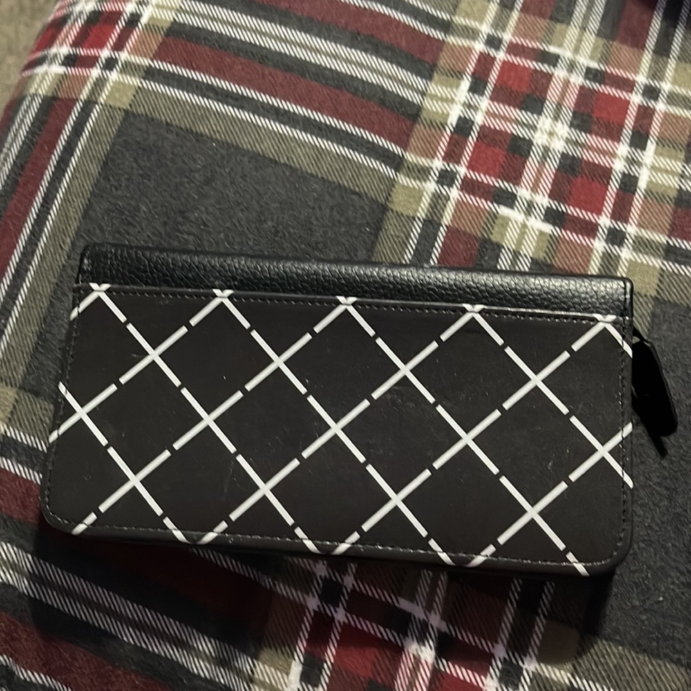Barely used zip around checkbook cover in black/white with minor imperfections - Picture 2 of 6